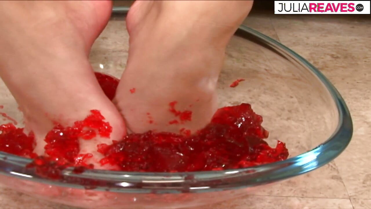 Сексуальная девушка сосет длинный член, затем трахается с камшотом на ступни