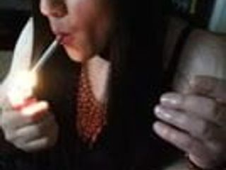 Fumând - Amy fumează și suge pula