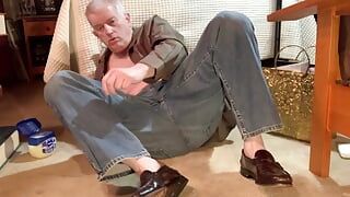 Papa masturbeert op de vloer