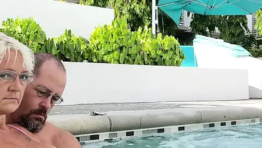 Mendapatkan lili di bak mandi air panas. Permainan payudara.