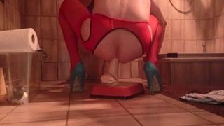 Hussy in roter Ouvert-Strumpfhose & blauer Highheels anal
