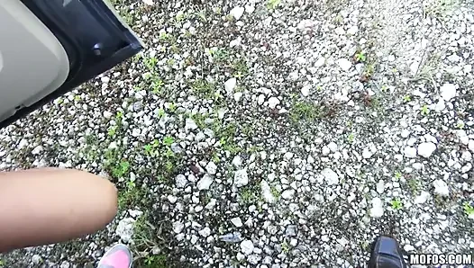 Gestrandete teenager - straßenkopf von einer gestrandeten latina nadia capri
