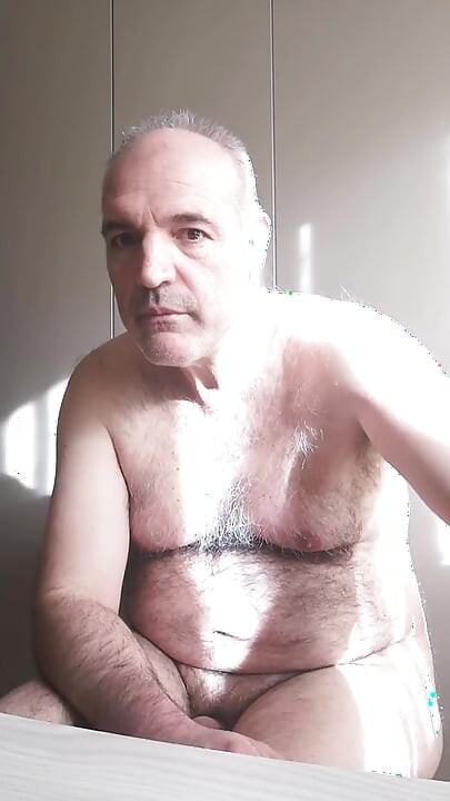 Pišam i pljujem u čašu, sve što nedostaje je sperma, šteta što moram prestati