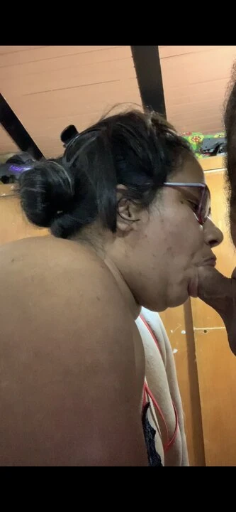 Une Colombienne avec un gros cul suce une bite mexicaine