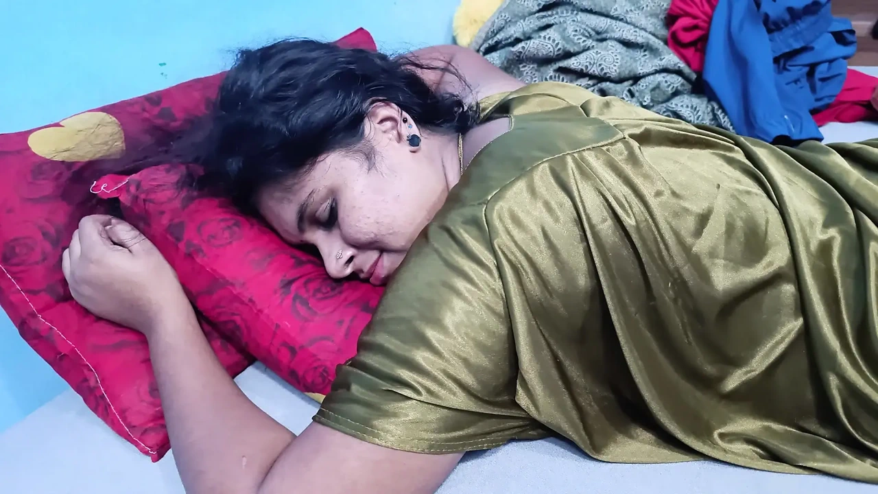 戴绿帽子的丈夫康文斯妻子确实享受与男朋友的粗暴性爱，丈夫录制视频