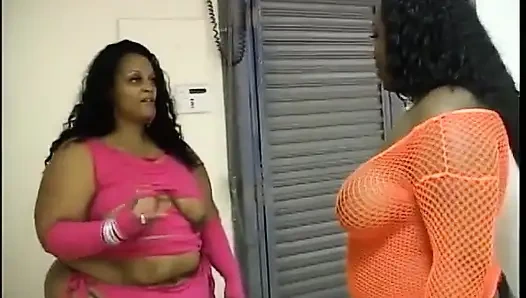 Büyük götlü iri güzel kadın onu bir oyuncakla sikmeden önce genç sürtüğün amını yalıyor