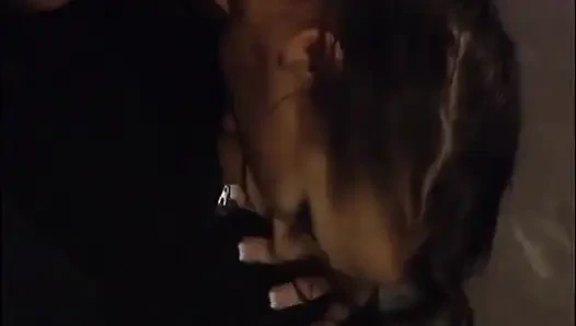 Büyük memeli esmer sürtük büyük bir yarakla sert sikiliyor