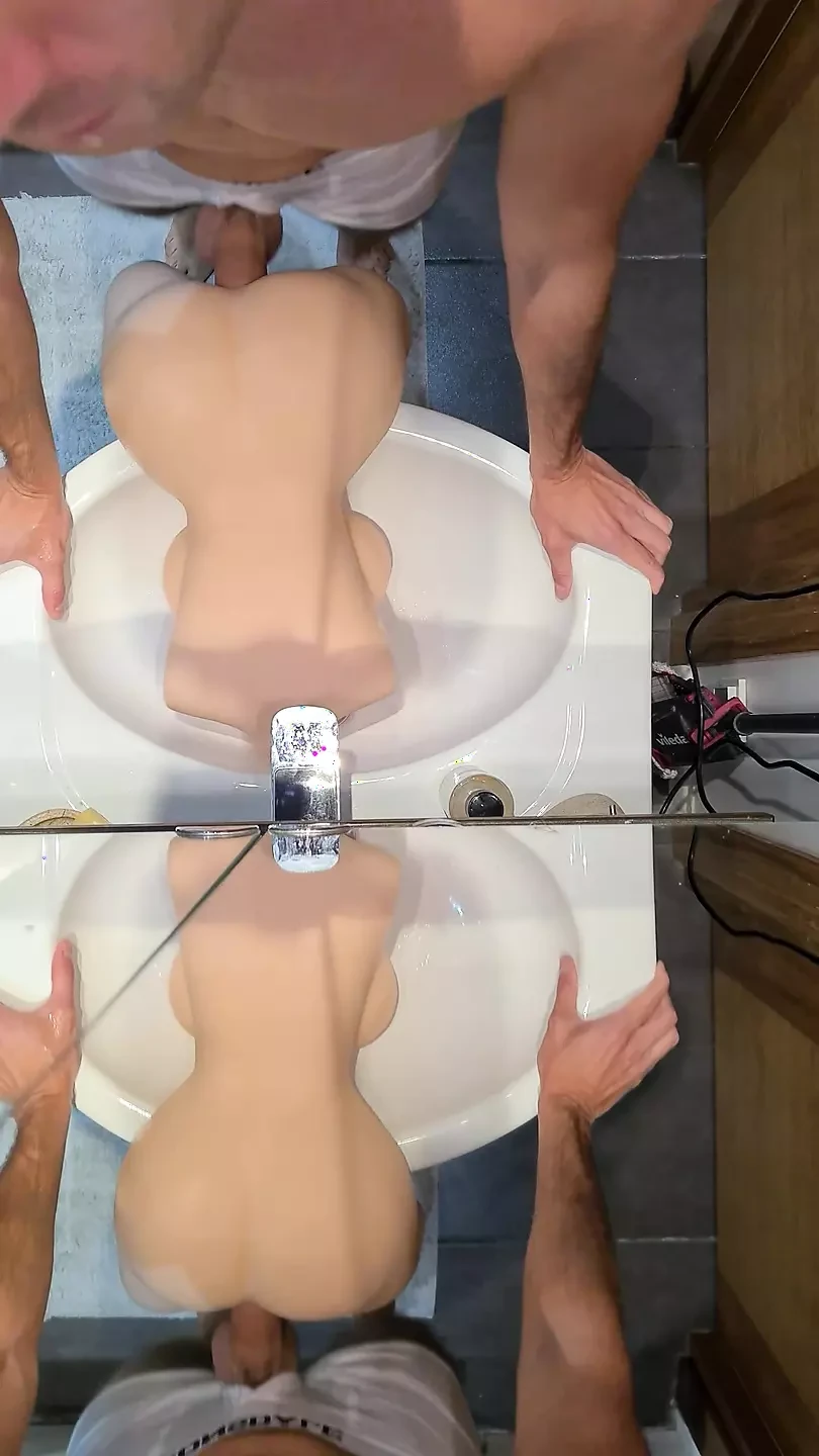 Il baise une poupée sexuelle dans des boxeurs blancs sexy en volant devant de nombreuses caméras