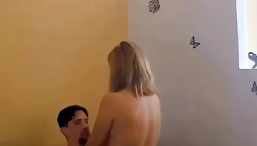 Dies war buchstäblich eine Explosion beim Reiten eines Penis, ein sehr intensiver orgasmus.