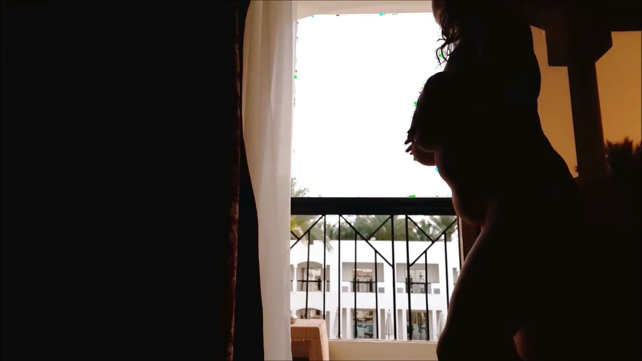 Chơi vú khổng lồ, tắm, đi tiểu