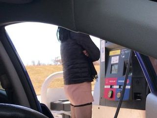 Cd acechado mientras sacaba gas ... relleno por favor