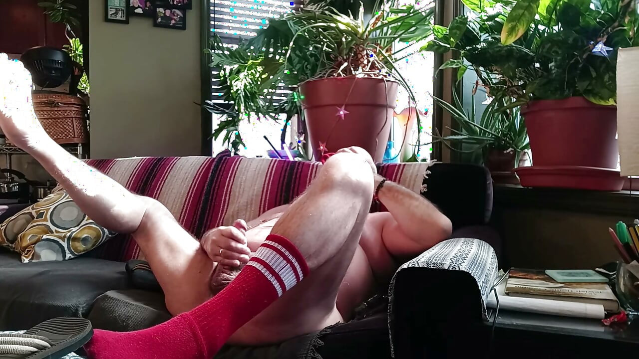 Beruang ngocok kontol pakai sandal jepit dan telan sperma