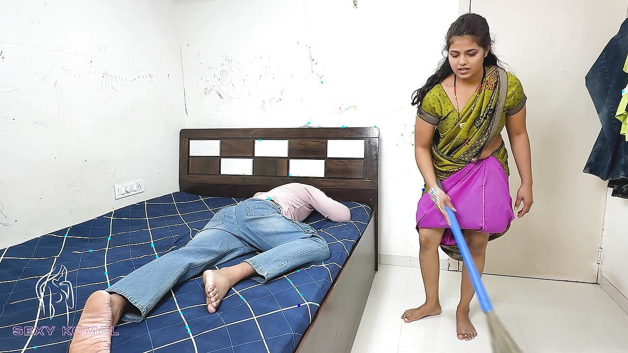 A madrasta de Komal estava limpando, seu marido dorme até as 10 horas.
