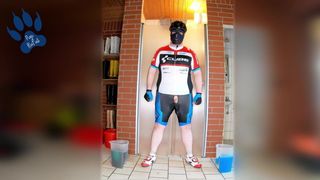 Overgebleven smurrie poot in fietskleding