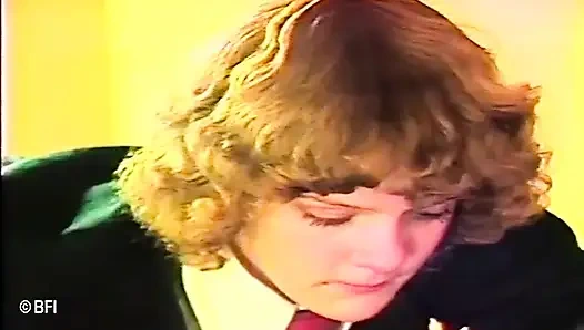 Бедной юной красотке шлепают задницу в классе