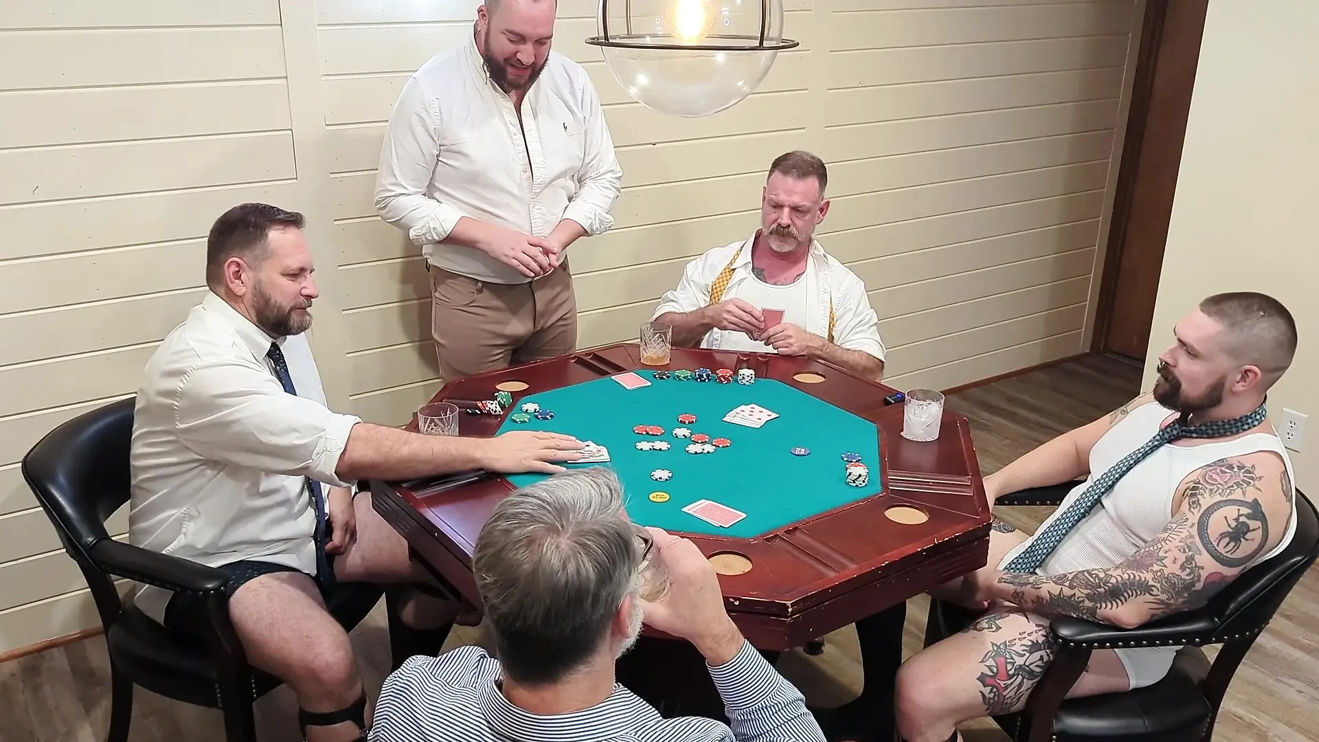 Une strip poker party finit en gangbang