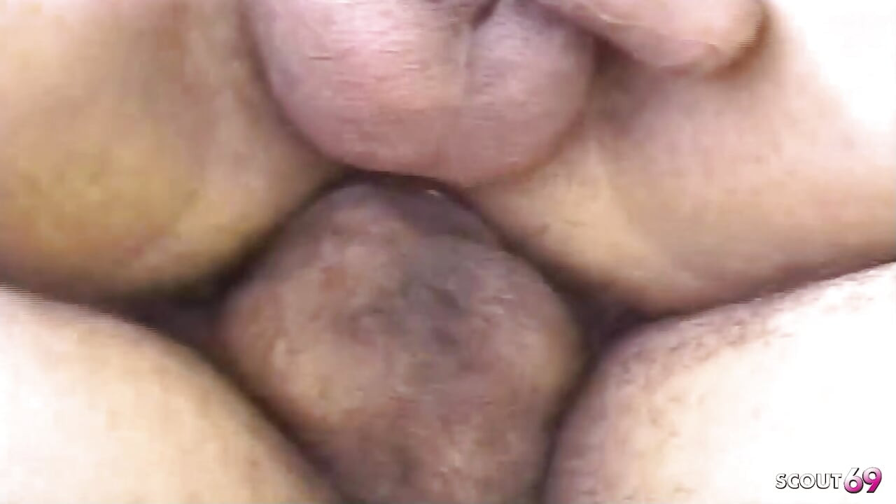 Мужик тайно встречается с женщиной-трансом и трахает ее анально на улице