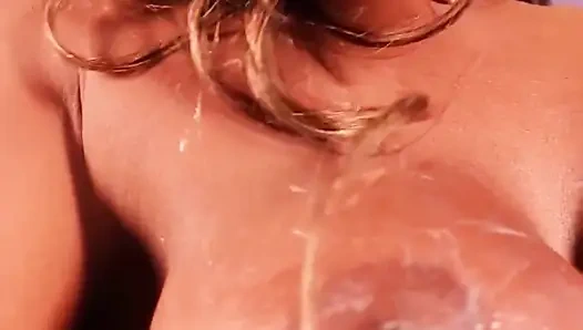 Lola Black XXX, большие сливочные сиськи