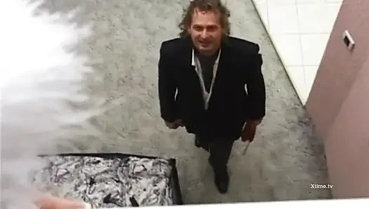 Götte yarak arayan bir sarışın