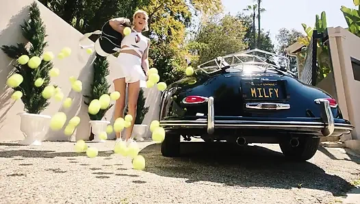 Milfy, fitte MILf Justine fickt jungen hengst in seinem oldtimer