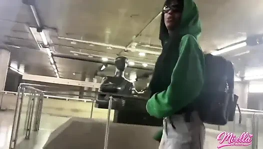 She Can't Stand to See the Volume Marking and Sucked Me Inside the São Paulo Subway