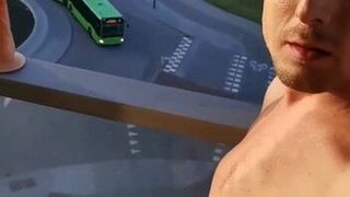 Pokazuje Filip Lindahl nago na swoim balkonie