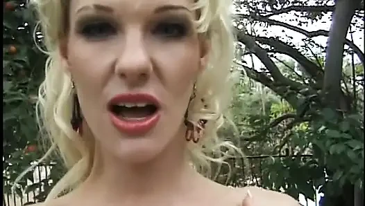 Cowok nakal dan tante seksi rambut pirang lagi asik ngentot sambil dientot pakai sirup cokelat