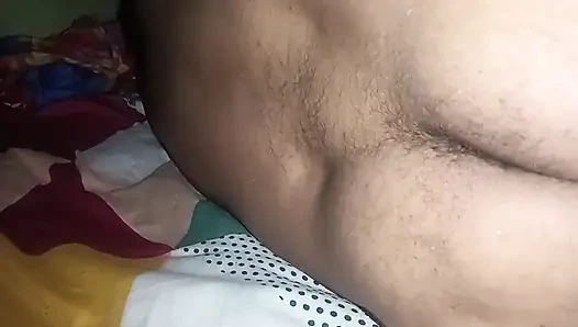 Hintli kadın ışıkları söndürerek seks yapıyor