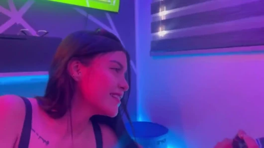 Video oyunu oynuyorum ve üvey kız kardeşimden sakso alıyorum