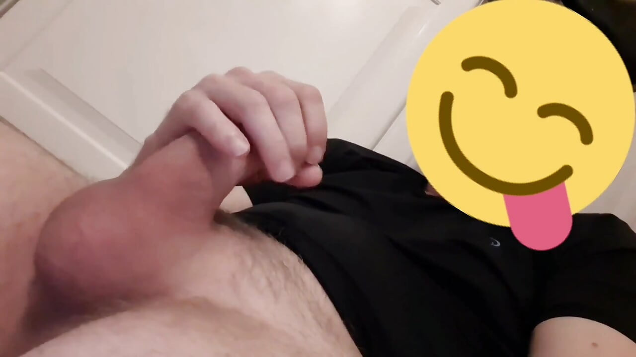 Bombeo una gran carga de esperma con corridas poderosas, pintando mi camiseta con semen cremoso cálido