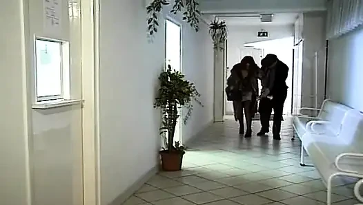 Французскую даму трахнули врачи в гэнгбэнге