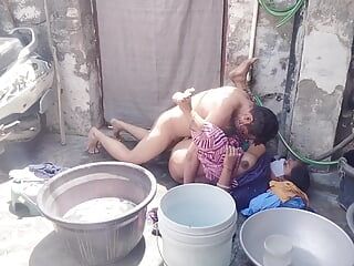 Megbassza a feleséget mosás közben