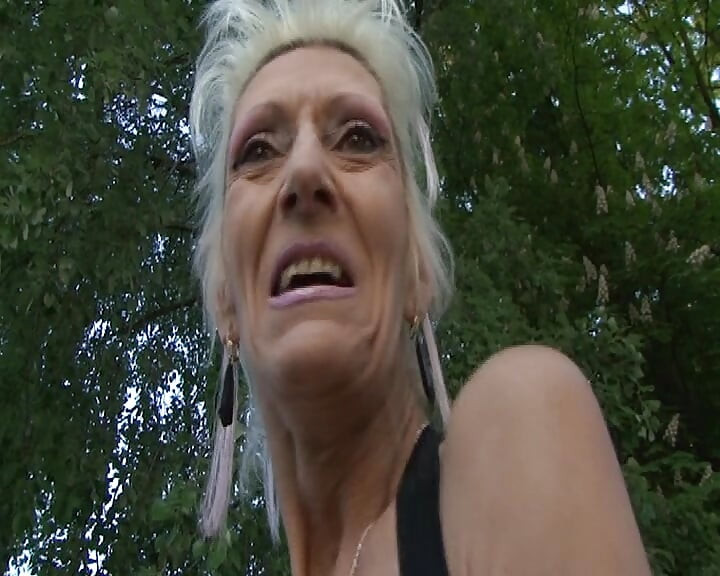 กระหรี่ฝรั่งเศสผู้ใหญ่กินน้ําเงี่ยนหลังจากเย็ดตูดอย่างมันส์