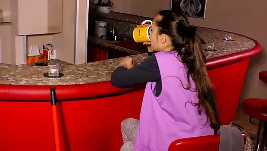 Хорошенькая девушка обожает большой пенис во рту