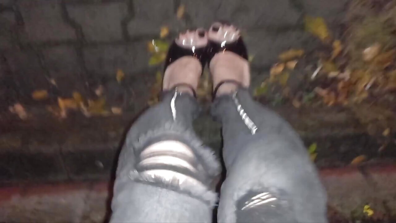 Crossdressing - Striptizeta u štiklama i uske traperice