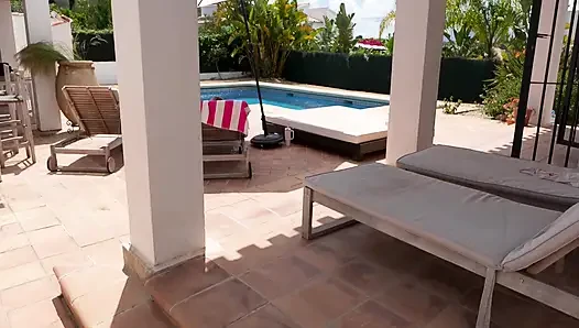 Güzel bir İngiliz sarışın bizi bir villayı tutmak için amını ve götünü sikmeye davet ediyor!!