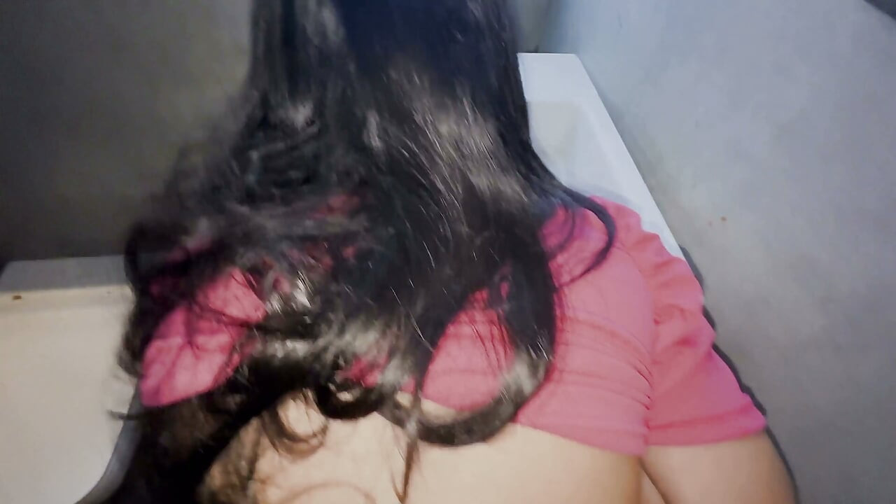 O meio-irmão gravou um vídeo de sua meia-irmã enquanto ela trocava de roupa e fazia sexo com ela