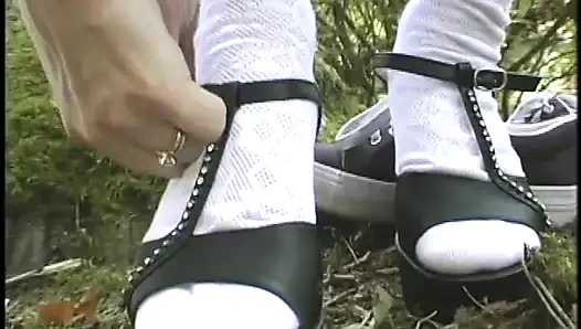 Güzel minyon Asyalı götüne büyük yarak alıyor nostaljik anal