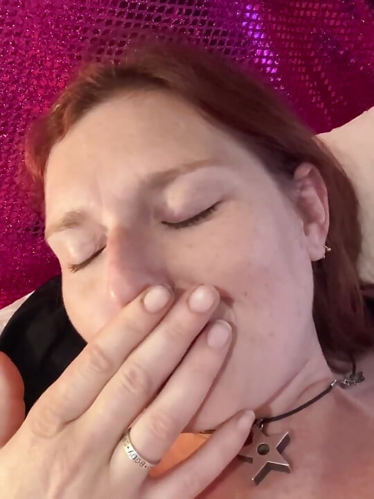 Owłosiona dojrzała cipka robi poważne squirting przed orgazmem drżącym nogą
