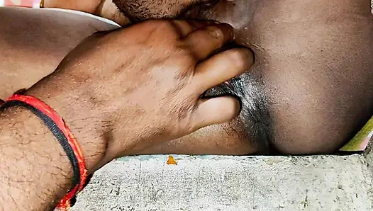 Desi bhabhi ki garam chut ka pani nikal diya