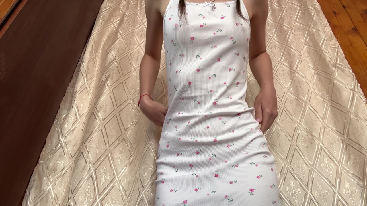 Üvey kız kardeşim bu sabah mini gömlekle külotuyla amını okşamaya karar verdi.