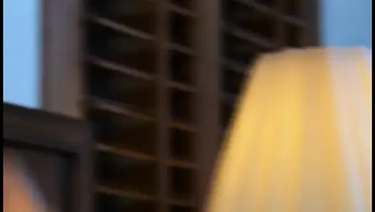 Büyük memeli güzel latin orta yaşlı seksi kadın domalarak sikiliyor ve büyük yarakla götüne boşalıyor