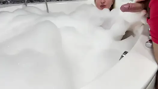 Meniduri ibu mertua yang penuh nafsu di kamar mandi gelembung, seks Rusia dengan percakapan