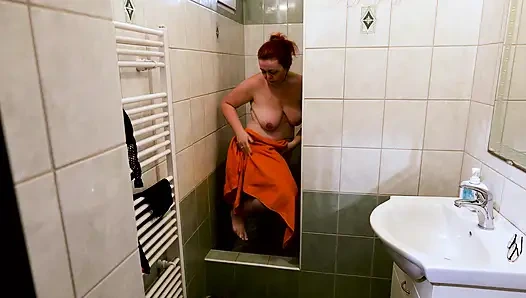 Голая Николь Банни в душе