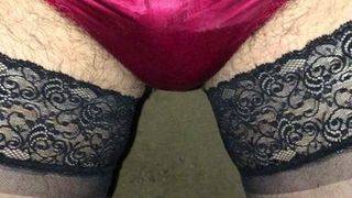 Piscia in lingerie nera e rossa