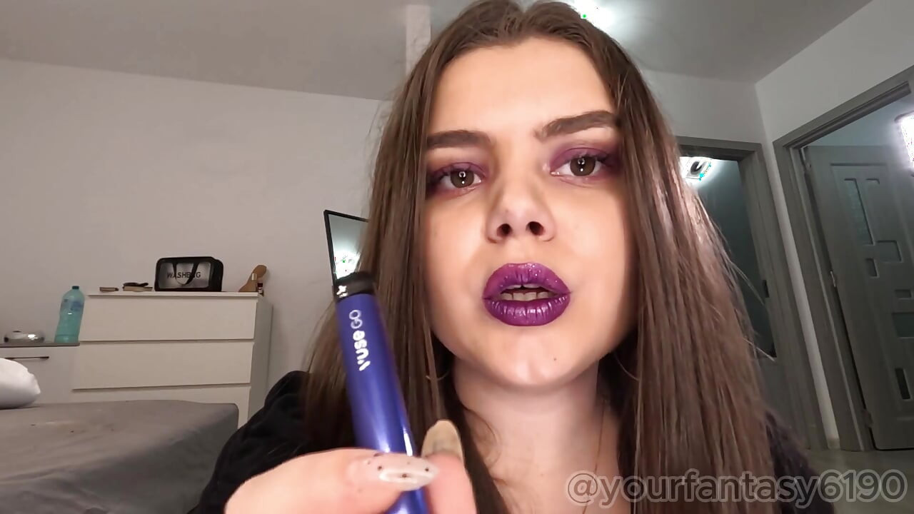 Sexy fumando y vapando en primer plano con lápiz labial púrpura brillante