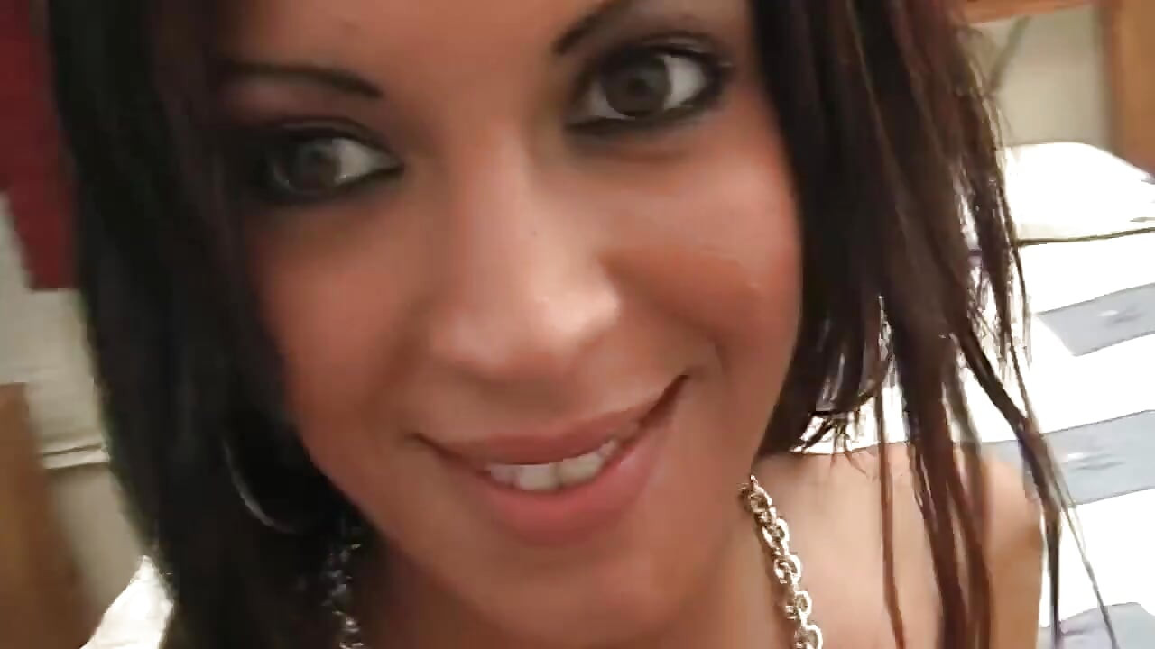Brunett MILf suger kuk och tar rörigt ansiktsbehandling