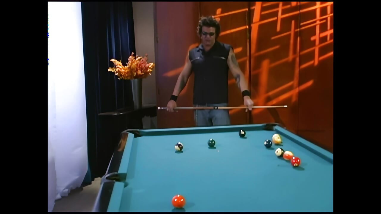 Молоду повію з ідеальними цицьками добре трахкали на більярдному столі