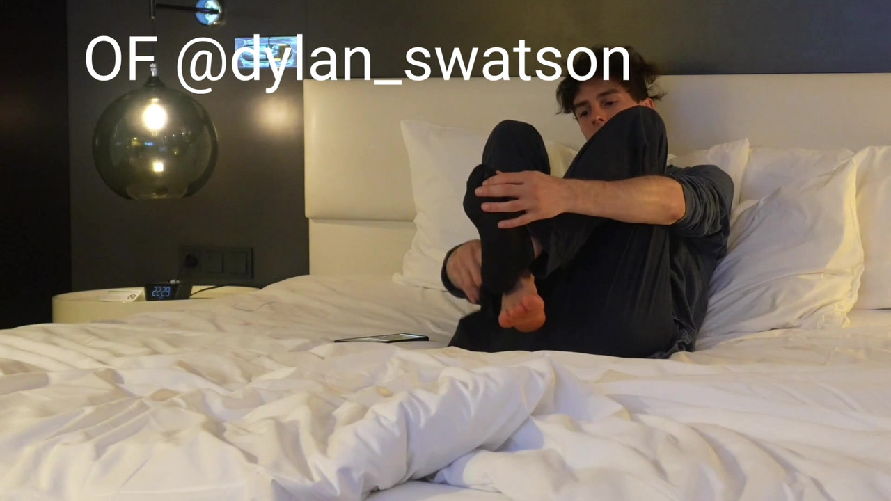 Twink独自在酒店房间里