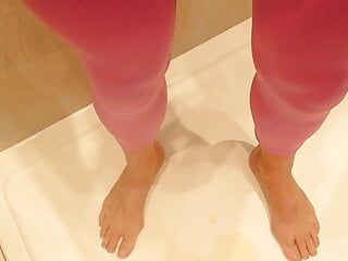 kencing di saya merah muda legging